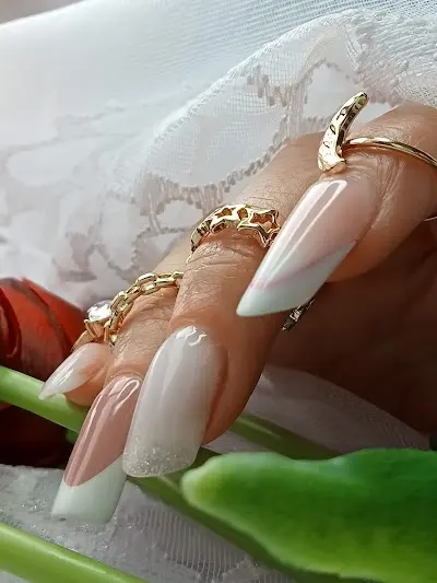 MELINDA KISS Estilista Centro de Peluquería y Estética en Elche — Peluquería en Elx