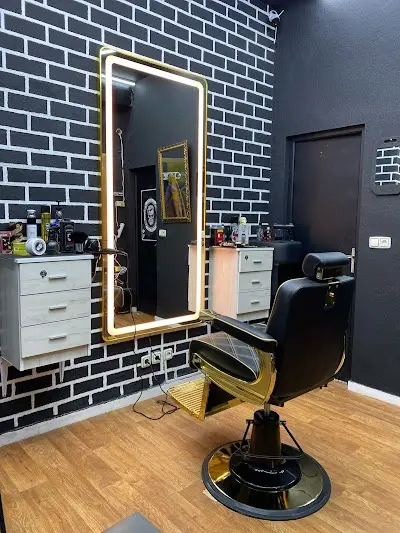 White and black studio barber — Peluquería en Águilas