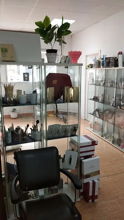 La locura peluquería y estética unisex — Peluquería en El Algar